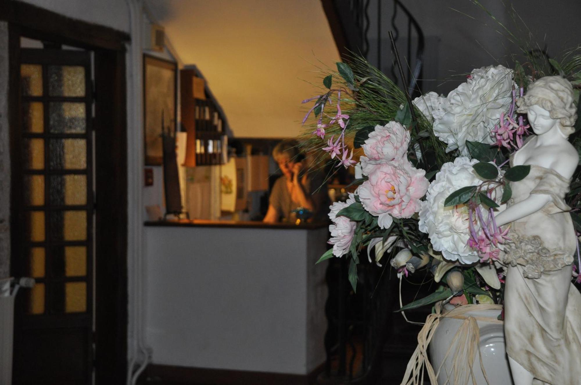 Logis Hostellerie Du Grand Duc Hotel Restaurant Gincla Eksteriør billede