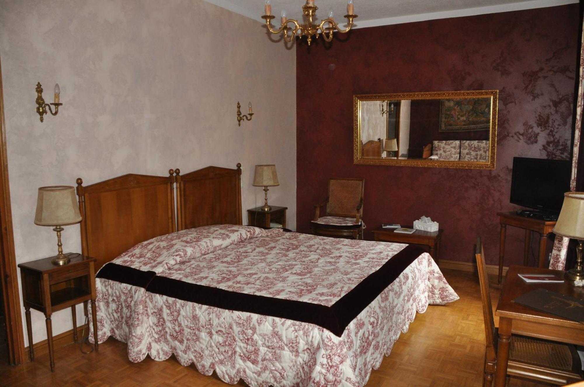 Logis Hostellerie Du Grand Duc Hotel Restaurant Gincla Eksteriør billede