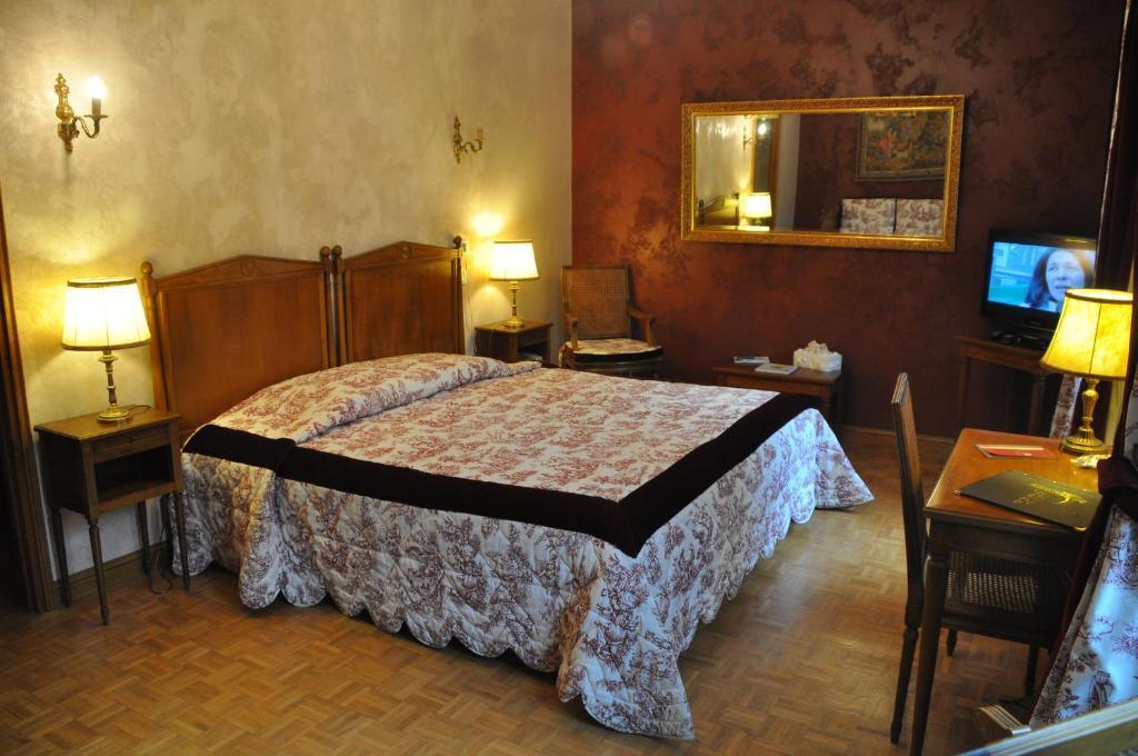 Logis Hostellerie Du Grand Duc Hotel Restaurant Gincla Eksteriør billede